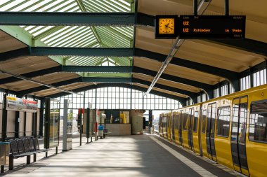 Modern metro. Sarı tren istasyonda. Berlin, Almanya - 05.17.2019