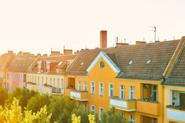 Avrupa 'nın eski evlerinin alçak çatıları manzaralı.