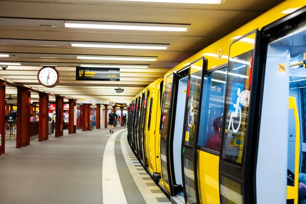 Modern Tunnelbana Gult Tåg Stationen — Stockfoto