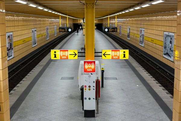Utanför Tunnelbanestationen Nödanropsknapp — Stockfoto