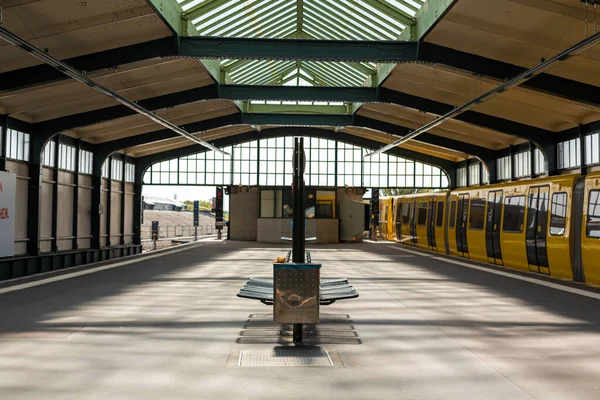 Modern Tunnelbana Gult Tåg Stationen Berlin Tyskland 2019 — Stockfoto