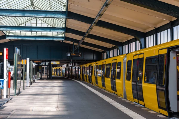Modern Tunnelbana Gult Tåg Stationen — Stockfoto