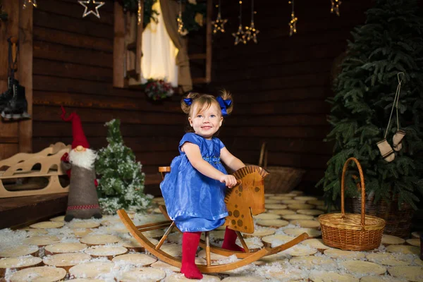 Маленькая Девочка Любит Кататься Качающейся Лошади Которую Подарили Рождество — стоковое фото