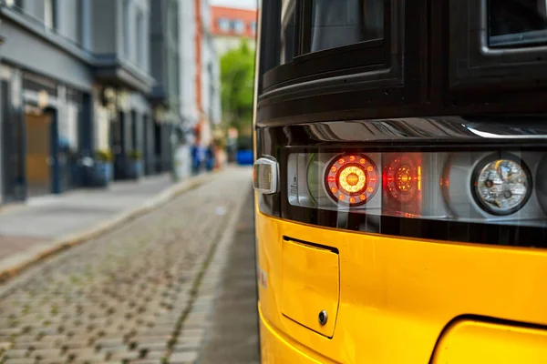 Modern bir tramvayın arka lambasına yakın çekim.