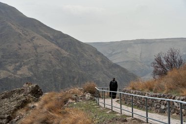 Cüppeli Ruzin rahip kayalıklardaki mağara şehrinde yürüyor..