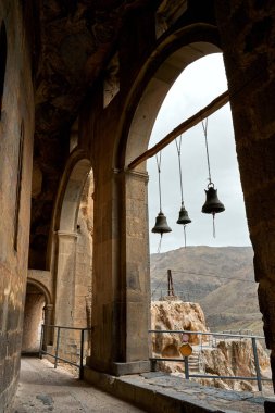 Dağ tapınağının kemerinde çanlar.