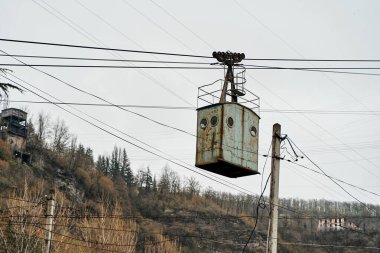 Endüstriyel maden kasabasında eski paslı teleferik tramvayı.