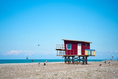 Mevsimi geçmemiş boş bir sahilde cankurtaran gözlem noktası. Batumi, Gürcistan - 03.28.2021