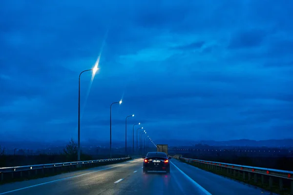 Αυτοκίνητο Οδηγεί Στον Νυχτερινό Αυτοκινητόδρομο Racha Γεωργία 2021 — Φωτογραφία Αρχείου