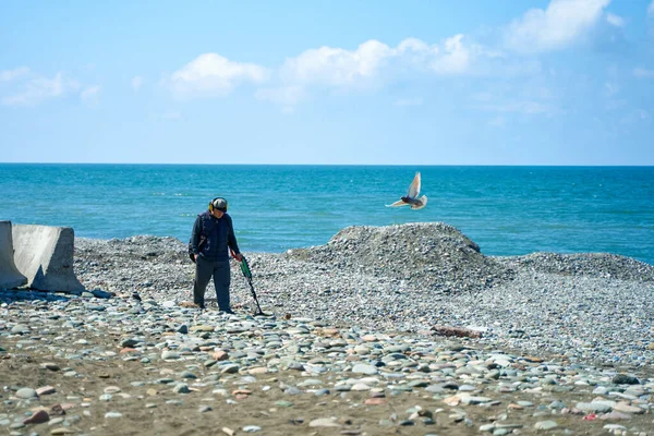 Uomo Con Metal Detector Alla Ricerca Gioielli Persi Dai Vacanzieri — Foto Stock