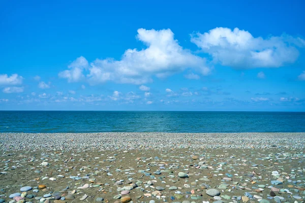 Fekete Tengeri Kavicsos Strand Kilátás Tengerre Egy Napos Napon — Stock Fotó