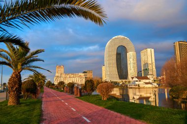 Modern setin üzerindeki bisiklet yolundan güzel şehir Batumi 'ye bakın. Batumi, Gürcistan - 03.30.2021