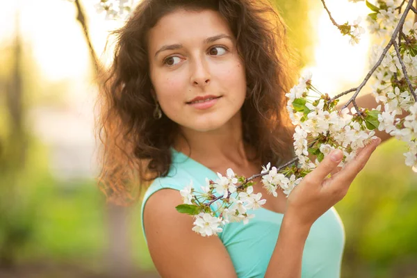 Ung Brunett Flicka Poserar Med Blommande Körsbärsgren — Stockfoto