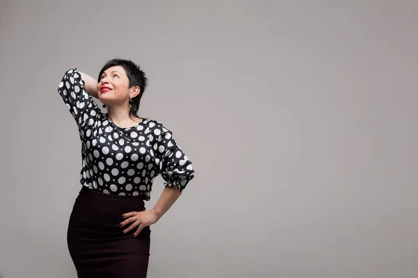 Wanita Yang Berpose Studio Dengan Latar Belakang Putih Pakaian Kantor — Stok Foto
