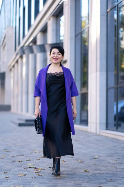 Seorang Wanita Elegan Dengan Pakaian Bergaya Berpose Jalan Kota — Stok Foto