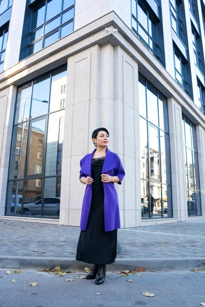 Seorang Wanita Elegan Dengan Pakaian Bergaya Berpose Jalan Kota — Stok Foto
