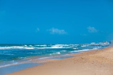 Kumsal kıyısı. Denizde ışık dalgası.