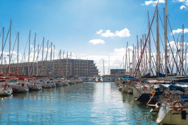 Limandaki yelkenli teknelerinin park yeri. Tel Aviv, İsrail - 02.14.2015