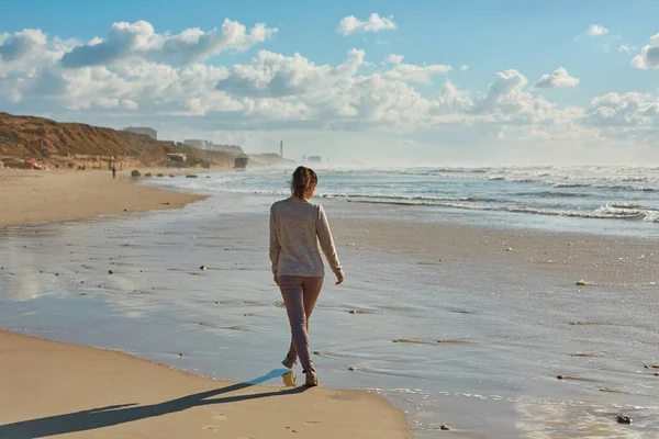 Girl Walks Sea Coast Water Still Cold She Just Enjoys — Foto Stock