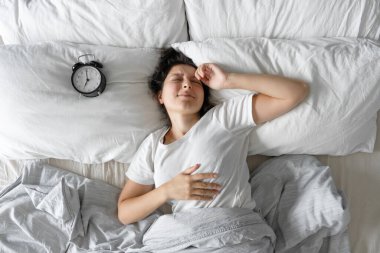 Yukarıdan bak. Kız çalar saatin yanında uyuyor. Uykuya engel olan çalar saati kapatmaya çalışıyorum. Kalkma vakti. Derin uyku.