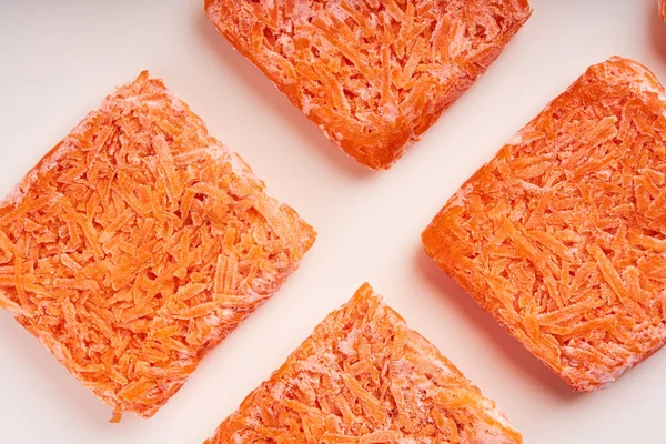 Πορτοκαλί Τούβλα Από Κατεψυγμένα Καρότα Προμήθεια Κατεψυγμένων Τροφίμων Ημιτελές — Φωτογραφία Αρχείου