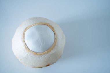 Soyulmuş Hindistan cevizi yemeye hazır. Soyulmamış hindistan cevizi.