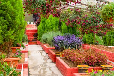 Bahçe ve ev için bir çiçekçi dekoru..