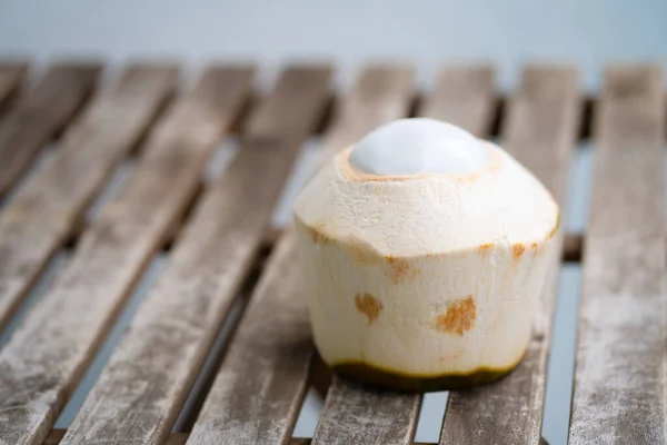 Coco Descascado Pronto Para Comer Coco Sem Casca — Fotografia de Stock