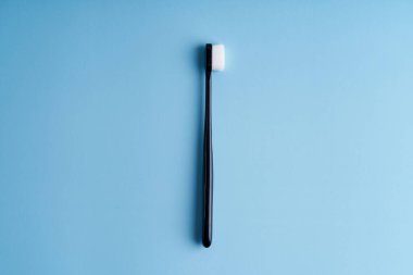 Modayı takip eden yumuşak diş fırçaları. Popüler diş fırçaları. Hijyen eğilimleri.