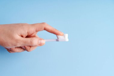 Yumuşak tüylü, modaya uygun bir diş fırçası. Popüler diş fırçası. Hijyen eğilimleri.