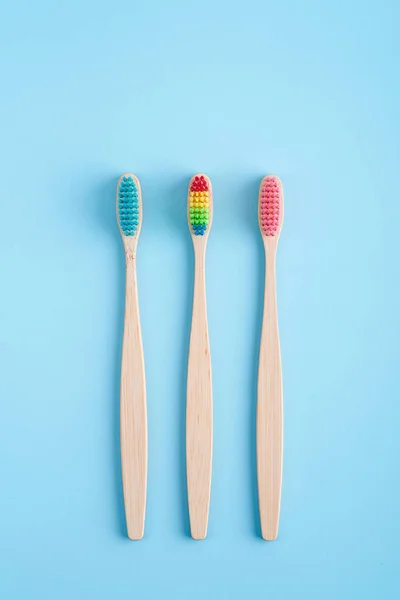 Banda Przyjaznych Dla Środowiska Bambusowych Szczoteczek Zębów Globalne Trendy Środowiskowe — Zdjęcie stockowe