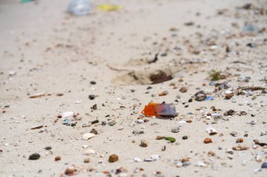 Tatilcilerin kumsalda bıraktığı çöpler..
