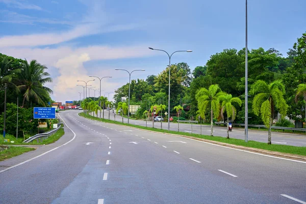 Snelweglandschap Een Tropisch Eiland Groene Bomen Langs Weg Langkawi Maleisië — Stockfoto