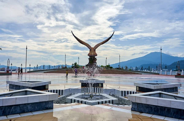 Kanatlarını açan bir kırmızı kartal heykeli. Langkawi Adası 'nda popüler bir turizm merkezi. Langkawi, Malezya - 06.21.2020
