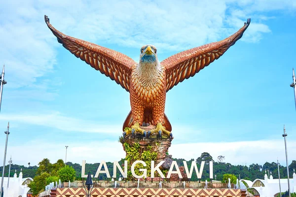 Rzeźba Czerwonego Orła Rozciągająca Skrzydła Popularne Miejsce Turystyczne Wyspie Langkawi — Zdjęcie stockowe