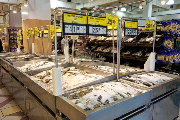 食料品店の新鮮な魚の販売部門 新鮮な魚は氷のカウンターの上にある マレーシアのランカウイ島 2020 — ストック写真