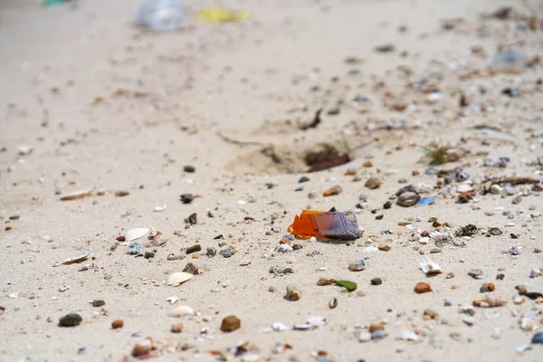 Tatilcilerin kumsalda bıraktığı çöpler..