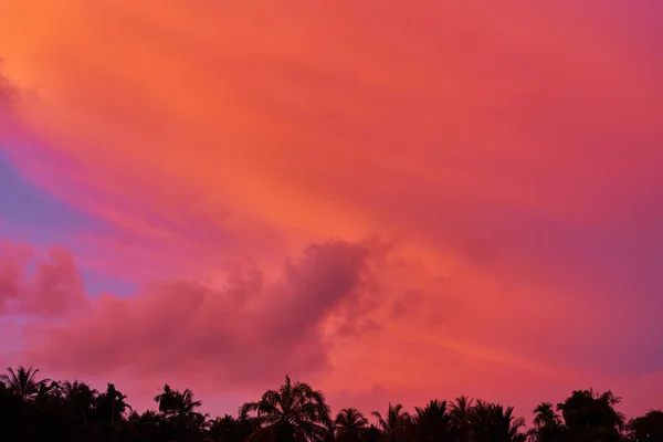 Incroyable Coucher Soleil Rouge Nuages Contre Ciel Violet — Photo