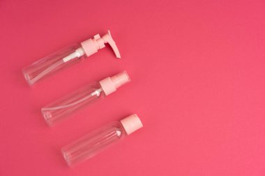 Seyahatte şampuan, krem ve kozmetik ürünleri taşımak için plastik kaplar..