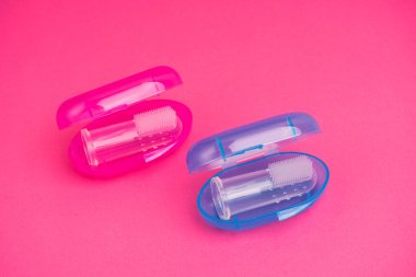 Küçük diş fırçası parmak ucu. Seyahat hijyeni..