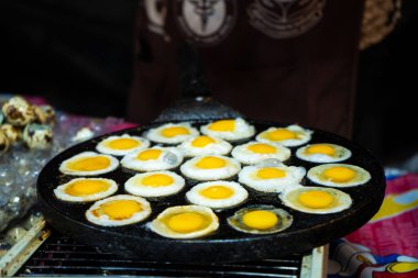 Tayland 'da sokak yemeği. Yağda yumurta. Sipariş için çırpılmış yumurta..