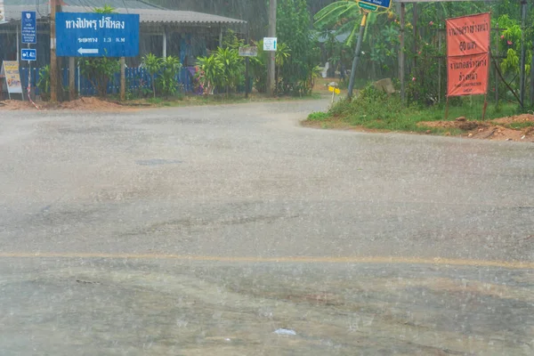 Fuertes Lluvias Tropicales Una Isla Tailandia Camino Está Bajo Agua —  Fotos de Stock