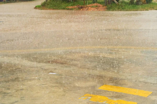泰国的一个岛上下着暴雨 路被水淹没了 — 图库照片