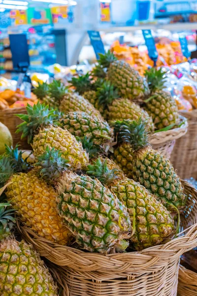 Süpermarketin bakkal bölümünde ananas tezgahları var..