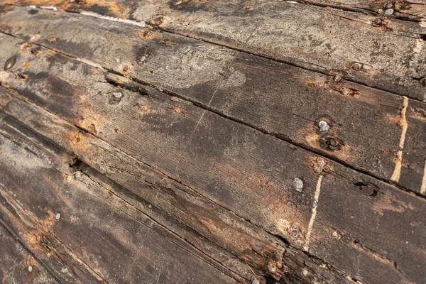 Eski çatlamış ahşabın dokusu. Eski ahşap çitler. Çivilenmiş.
