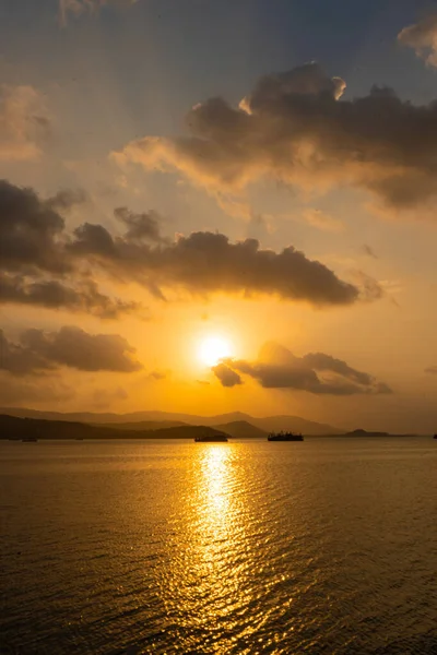 Körfezin üzerinde gün batımında balıkçı tekneleriyle.