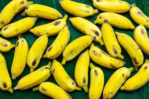 Flache Anordnung Von Gelben Bananen Auf Einem Grünen Bananenblatt Öko — Stockfoto