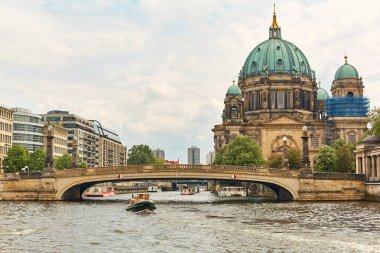 Berlin 'deki tarihi katedral binası. Almanya 'nın simgeleri. Berlin, Almanya - 05.17.2019