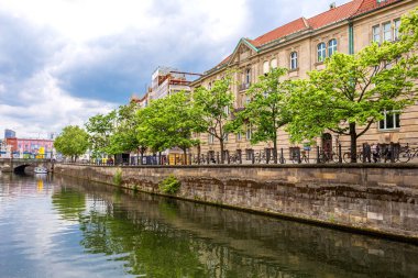 Bir Avrupa şehrinde bir nehir kanalı. Yürüyüş için harika güneşli bir gün. Berlin, Almanya - 05.17.2019