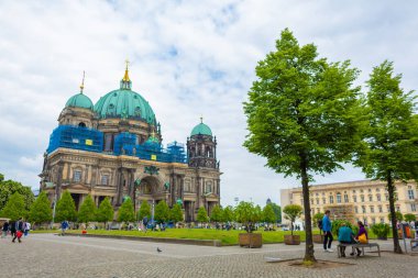 Berlin 'deki tarihi katedral binası. Almanya 'nın simgeleri. Berlin, Almanya - 05.17.2019